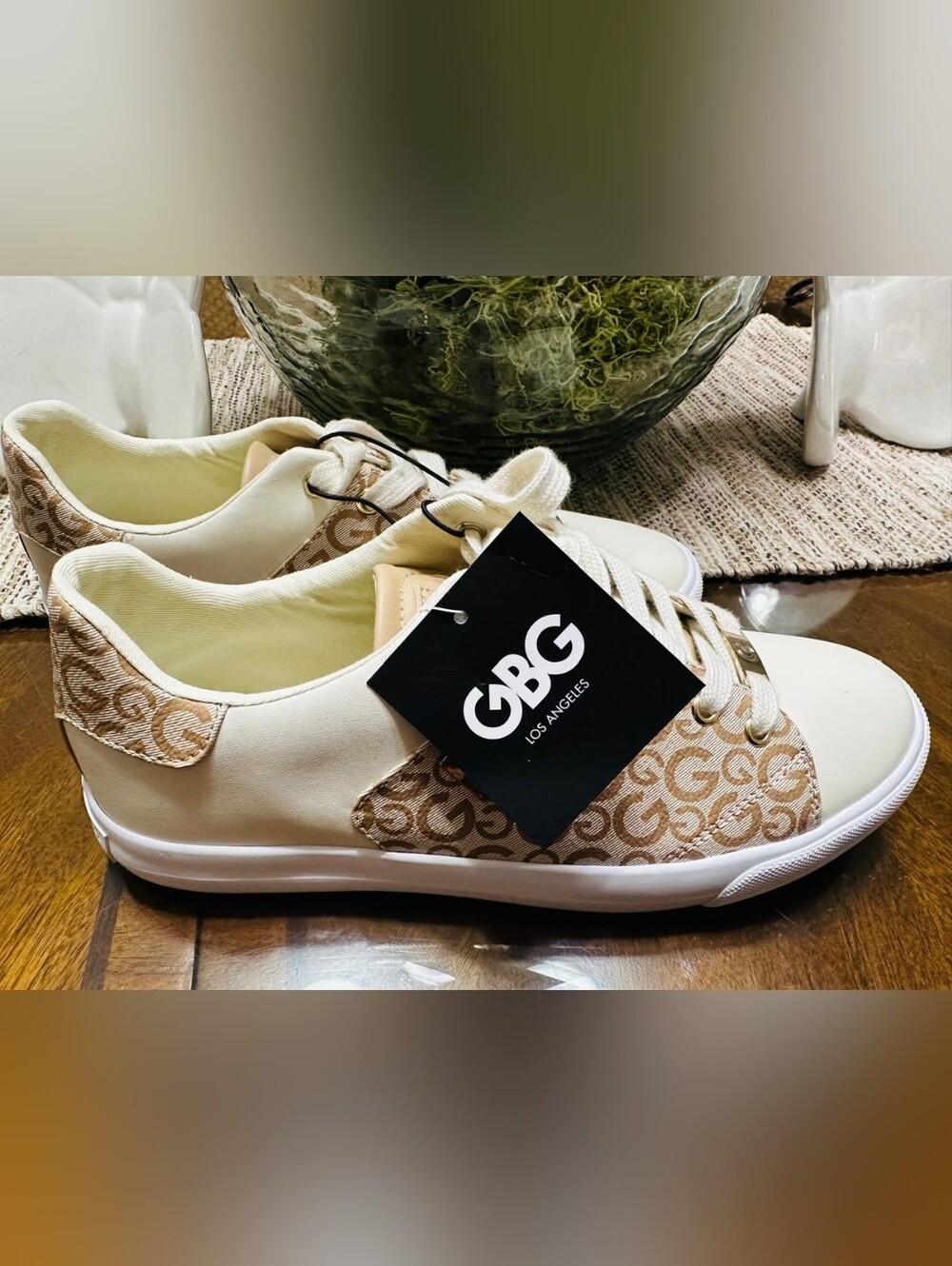 NWT GBG Los Angeles Cream & Tan Logo Low-Top Sneakers / WOMEN'S 8.5